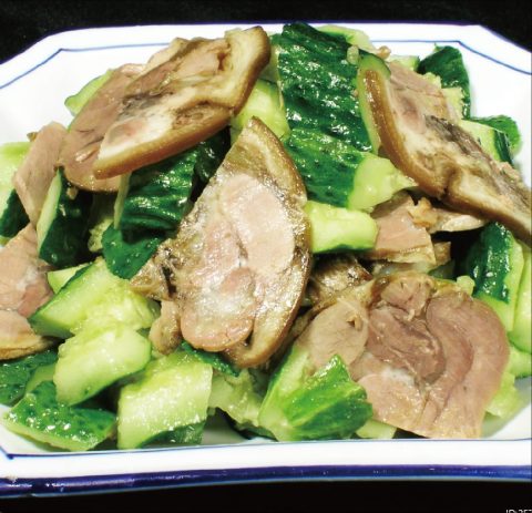 Свиная рулька с огурцами